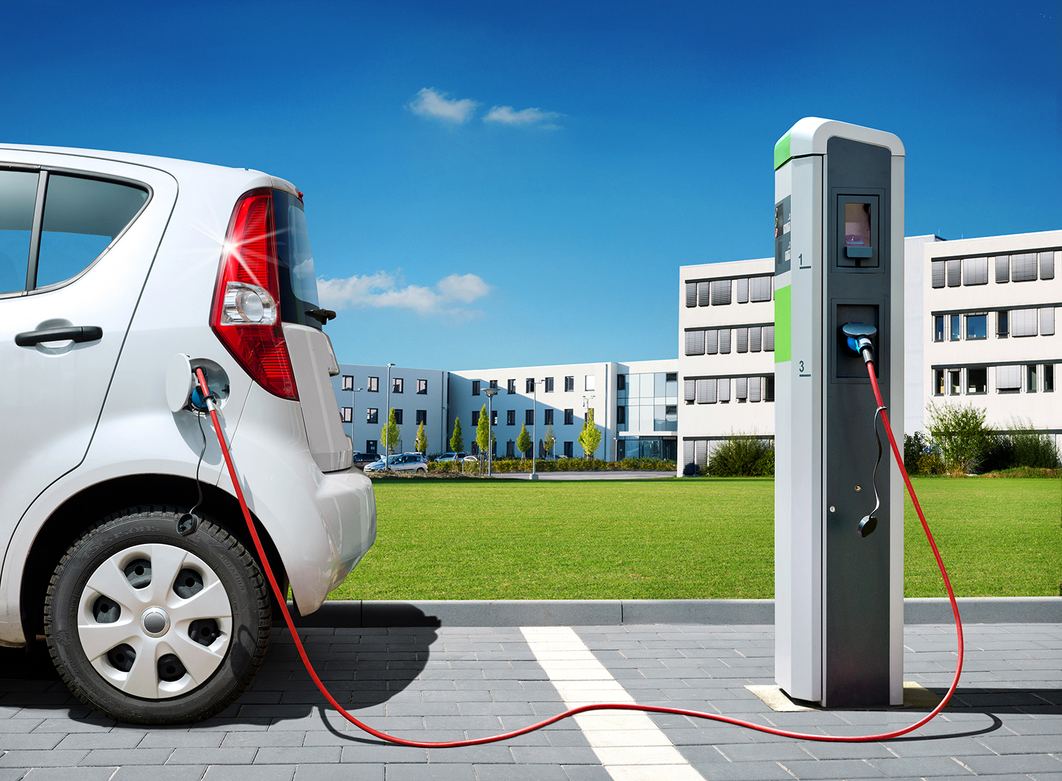 Kiinteistöliitto ei kannata sähköautojen latauspisteisiin tiukempaa sääntelyä kuin EU-direktiivi edellyttää